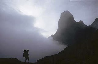 cuento_el_caminante_y_montaña_silueta